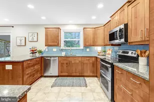 10424 Collingham Dr, Fairfax, VA 22032 - Photo 13