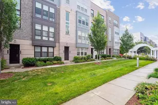 13358 Sherwood Park Ln, Herndon, VA 20171 - Photo 3