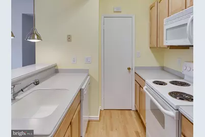 3906 Penderview Drive #724, Fairfax, VA 22033 - Photo 5