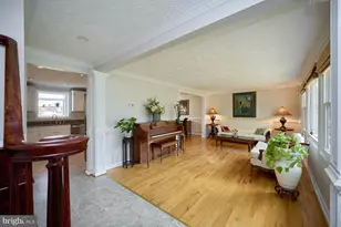 7307 Sterling Grove Dr, Springfield, VA 22150 - Photo 5