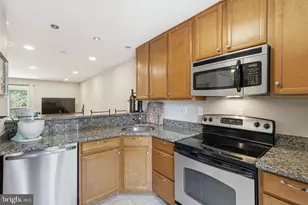 4037 Summer Hollow Ct, Chantilly, VA 20151 - Photo 5