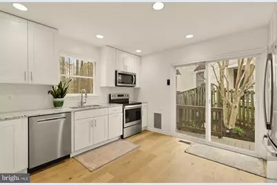 9146 Silchester Court, Burke, VA 22015 - Photo 15