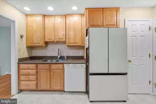 410 Victoria Ct NW, Vienna, VA 22180 - Photo 9