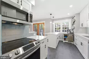 9118 Galbreth Ct, Springfield, VA 22153 - Photo 9