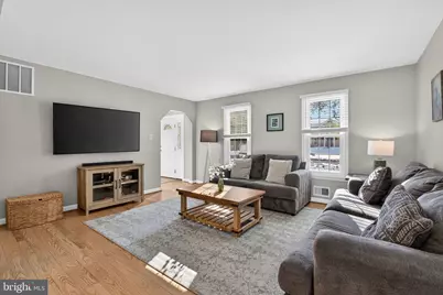 11922 Holly Spring Drive, Great Falls, VA 22066 - Photo 5