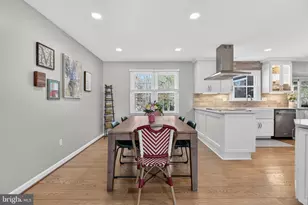 11922 Holly Spring Dr, Great Falls, VA 22066 - Photo 9