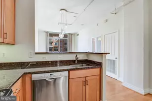 4490 Market Commons Dr, Fairfax, VA 22033 - Photo 15