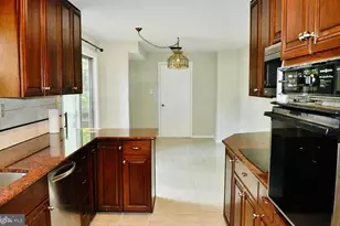 3810 Lynn Regis Ct, Fairfax, VA 22031 - Photo 9