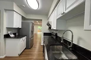 10542 Reed's Landing Cir, Burke, VA 22015 - Photo 5