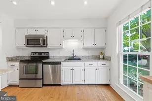 10601 Reed's Landing Cir, Burke, VA 22015 - Photo 15