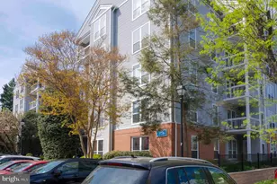 3176 Summit Square Dr, Oakton, VA 22124 - Photo 3