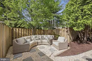 1443 Bluemont Ct, Herndon, VA 20170 - Photo 5