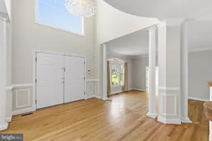 9395 Wolf Trap Creek Ct, Great Falls, VA 22066 - Photo 7