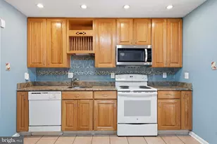 8609 Woodview Dr, Springfield, VA 22153 - Photo 9