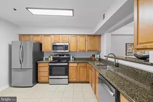 3179 Summit Square Dr, Oakton, VA 22124 - Photo 11