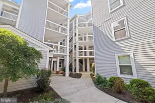 3179 Summit Square Dr, Oakton, VA 22124 - Photo 3