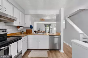 8307 Crestmont Cir, Springfield, VA 22153 - Photo 7