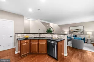 13698 Salk St, Herndon, VA 20171 - Photo 7