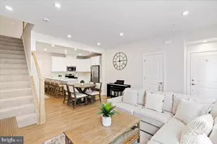 2437 Silver Line Aly, Herndon, VA 20171 - Photo 7