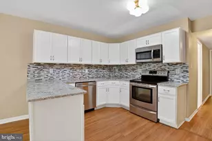 9725 Kings Crown Ct, Fairfax, VA 22031 - Photo 11