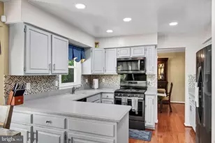 3289 Kinross Cir, Herndon, VA 20171 - Photo 9