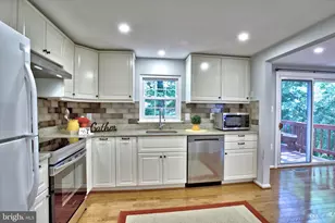 10041 Chestnut Wood Ln, Burke, VA 22015 - Photo 3