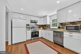10041 Chestnut Wood Ln, Burke, VA 22015 - Photo 3