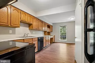 10051 Downeys Wood Ct, Burke, VA 22015 - Photo 7