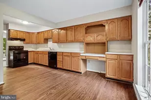 10051 Downeys Wood Ct, Burke, VA 22015 - Photo 5