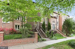 10126 Turnberry Pl, Oakton, VA 22124 - Photo 3