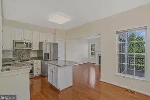 8034 Horseshoe Cottage Cir, Lorton, VA 22079 - Photo 5