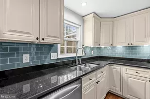 10058 Chestnut Wood Ln, Burke, VA 22015 - Photo 11