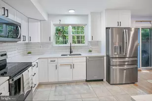 10103 Sassafras Woods Ct, Burke, VA 22015 - Photo 3