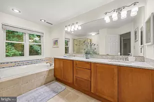 13704 Shelburne St, Centreville, VA 20120 - Photo 11