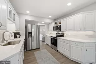 9635 Lindenbrook St, Fairfax, VA 22031 - Photo 15