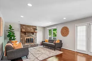 10033 Glencroft Ct, Vienna, VA 22181 - Photo 7