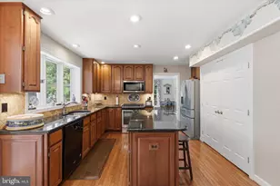 8521 Century Oak Ct, Fairfax Station, VA 22039 - Photo 11