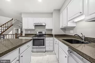 11938 Sentinel Point Ct, Reston, VA 20191 - Photo 9