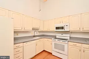 10048 Wood Sorrels Ln, Burke, VA 22015 - Photo 13