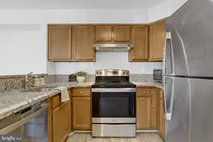 7825 Harrowgate Cir, Springfield, VA 22152 - Photo 9