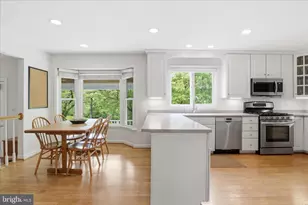 9833 Squaw Valley Dr, Vienna, VA 22182 - Photo 5