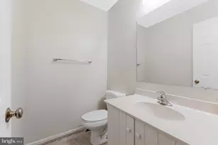 2827 Kelly Square, Vienna, VA 22181 - Photo 17