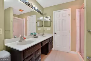 9063 Golden Sunset Ln, Springfield, VA 22153 - Photo 13