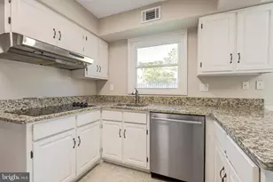 13204 Pressmont Ln, Fairfax, VA 22033 - Photo 11