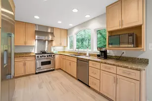 9718 Locust Hill Dr, Great Falls, VA 22066 - Photo 11