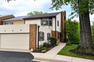 926 Moorefield Creek Rd SW, Vienna, VA 22180 - Photo 3