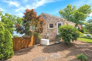 7215 Park Terrace Dr, Alexandria, VA 22307 - Photo 3