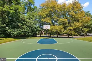 3175 Summit Square Dr, Oakton, VA 22124 - Photo 43