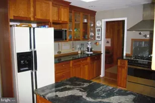 9001 Southwick St, Fairfax, VA 22031 - Photo 5