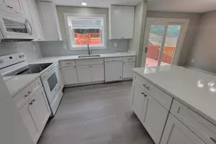 7598 Springfield Hills Dr, Springfield, VA 22153 - Photo 9